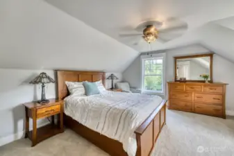 Another view of the primary suite, the window allows to have a view of the pasture.