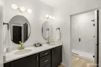 Master, en-suite bathroom with attached walk in closet