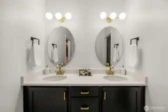 Master, en-suite bathroom with attached walk in closet