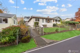 Centrally located, you’re minutes from popular local restaurants & cafes, parks, great schools, public transportation & easy I-5 & I-90 freeway access to get to the east side or downtown Seattle. Cute, cozy, & functional - this gem is ready for you to call home! (Grass digitally enhanced)