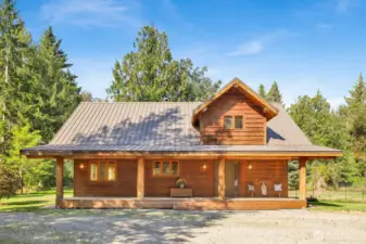 Custom built log-accent home