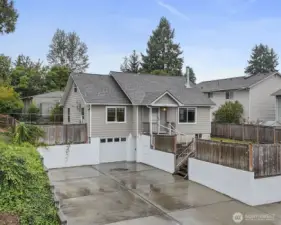 Welcome Home!  This charming home awaits!  Only 2 miles from the Renton Landing and Coulon Park!