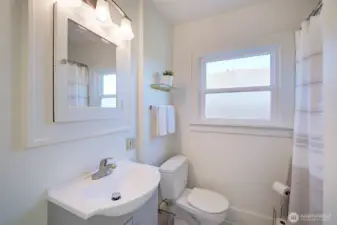 Main floor full bathroom