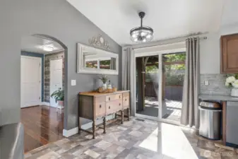 Eat-in kitchen area to back deck