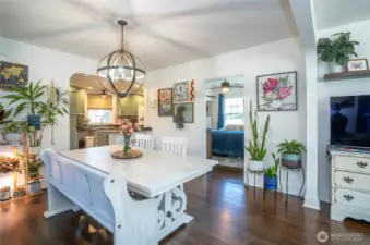 Dining room with plenty of space for dinner parties