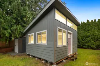 Outbuilding, perfect for an office or hobbies.