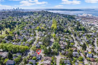 Great location close to Downtown, SLU, the bus line and so much more!