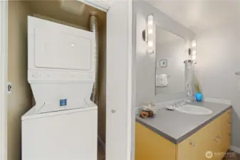 Guest bathroom w/ stackable washer/dryer next to kitchen