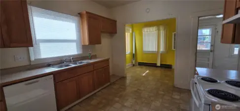 Large kitchen, endless possibilities.