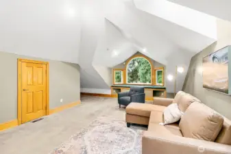 Large bonus room space with large windows.