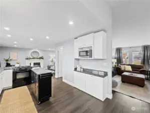 Extra counter & storage space in the awesome kitchen