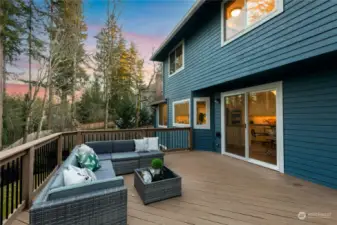 Custom deck, made of easy-care composite for beautiful summer nights.