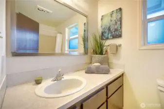 Unit B upstairs full bath