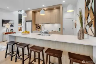 Grand kitchen island.