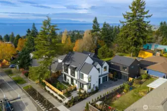 Centrally located in Gatewood, close to parks, schools, local restaurants and bars.