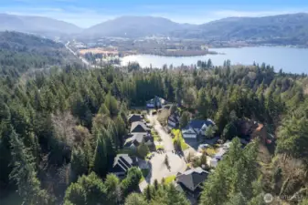 Ideally situated, only minutes to I90 or 520 for quick commutes!