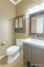 Main floor 1/2 bath