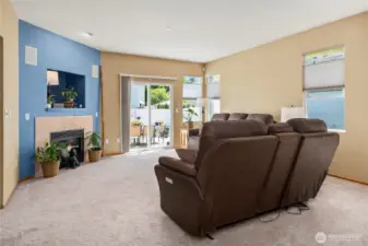 Living room with plenty of space for large furniture