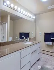 Full bath in hallway