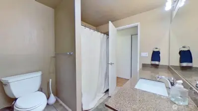 Full bath in hallway