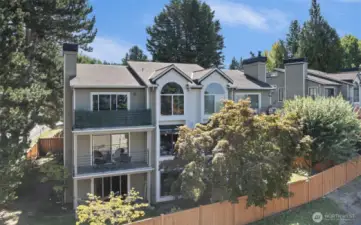 Welcome to Lakeview East Condominiums, a boutique community of 16 homes, centrally located in the Houghton neighborhood of Kirkland.