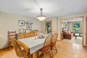Formal dining room w/hardwood floor & built-ins