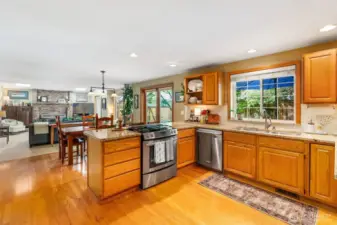 Spacious kitchen w/granite, tile backsplash, ss appliances & gas cooktop