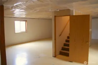 Full unfinished basement.