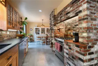 Such a great space! You'll love preparing meals in this wonderful kitchen on the gas stove.