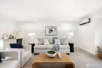 Family room w/wet bar