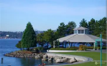 The Kirkland waterfront is merely minutes away from your doorstep. Enjoy summer festivals and leisurely walks on Lake Washington's premier waterfront.