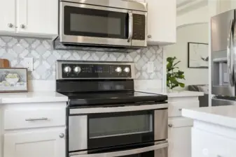 Double oven range with sleek glass cooktop, perfect for everything from everyday meals to holiday feasts.