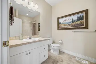 full hall bathroom next to the 2 other bedrooms