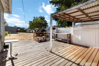 400 sq ft deck out side door