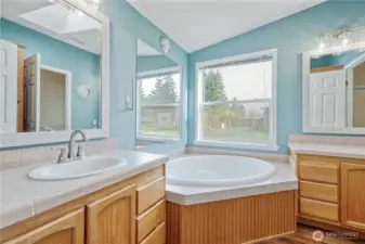 Primary Bathroom w/Soaking Tub