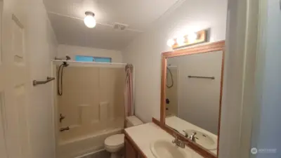 Full main bathroom.