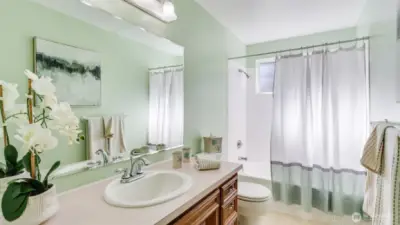 Upstairs full guest bathroom