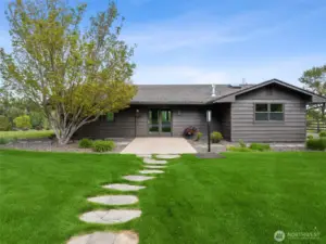 1,391 sq ft guest house with 2 rooms and one bathroom for friends or a caretaker