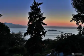 Sunsets and passing ships, Osprey, Eagles and Heron. Welcome to west side living on South Whidbey. Bush Point beach is in walking distance, accessible by walking down neighboring Spyglass Dr.