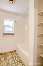 Upstairs bath, cont