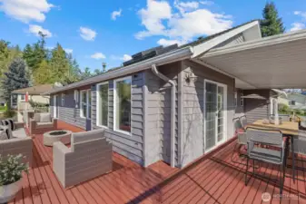 Huge back deck, partially covered. Virtually staged.