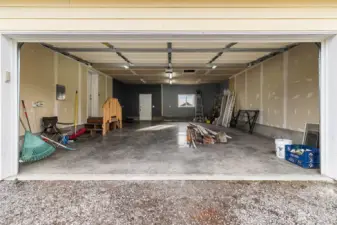 oversized 2 car garage(fully permitted)