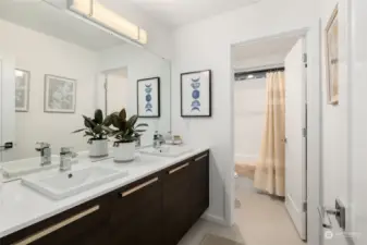 Full guest bathroom upsatirs