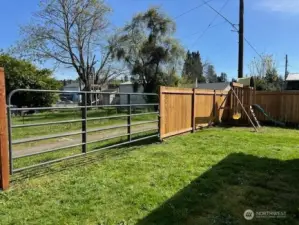 Convenient access to garage from alley