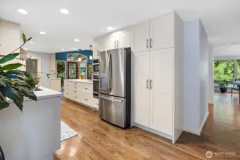 Full wrap around kitchen, bright & open!