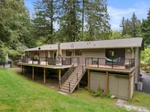 Huge deck, perfectly maintained inside & out!