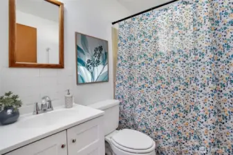 Bright and cheery full bath.