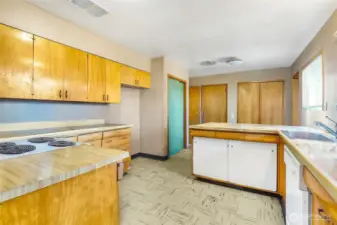 (Tenants items removed with AI). Functional layout with great flow to living and backyard spaces.