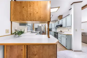 Eating bar on this side and ample counter space to spread out