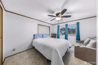 2nd bedroom, closet to the left